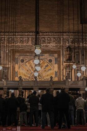 صلاة التراويح في ثالث أيام رمضان من مسجد السلطان حسن.. تصوير: عبدالرحمن دسوقي