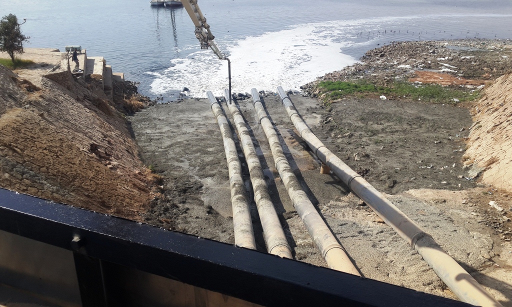 صور ردم المصرف السيل بأسوان