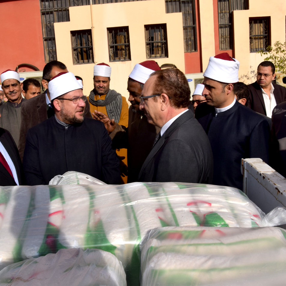 محافظ بني سويف ووزير الاوقاف يوزعان 7 طن من السكر بالمجان للقرى الأكثر فقرا بالمحافظة