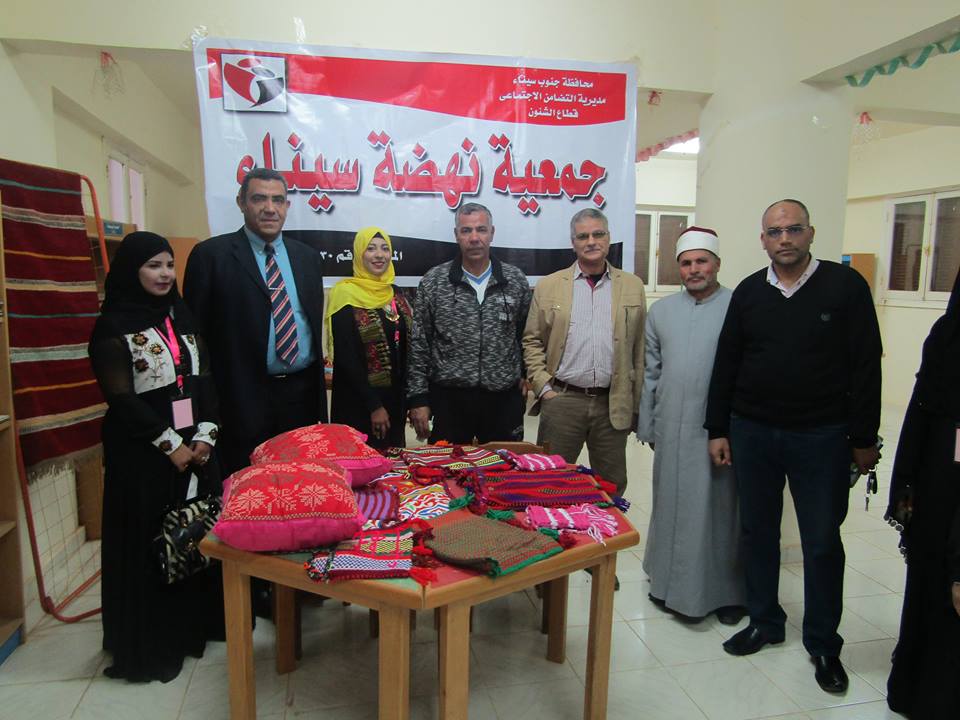 رئيس مدينة أبورديس يفتتح معرض للمشغولات السيناوية