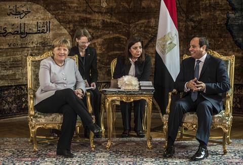 لقاء المستشارة الألمانية أنجيلا ميركيل بالرئيس عبدالفتاح السيسي والدكتور أحمد الطيب شيخ الأزهر على هامش زيارتها لمصر - «فرانس برس»
