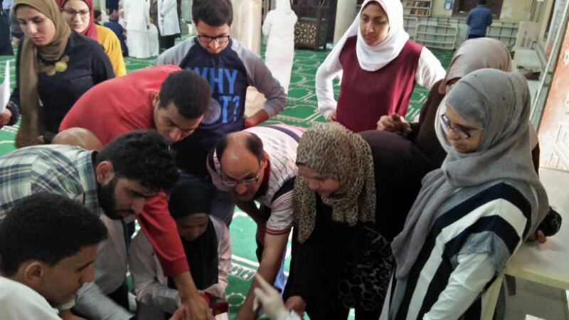 مواطنون يتبرعون بالدم في المساجد