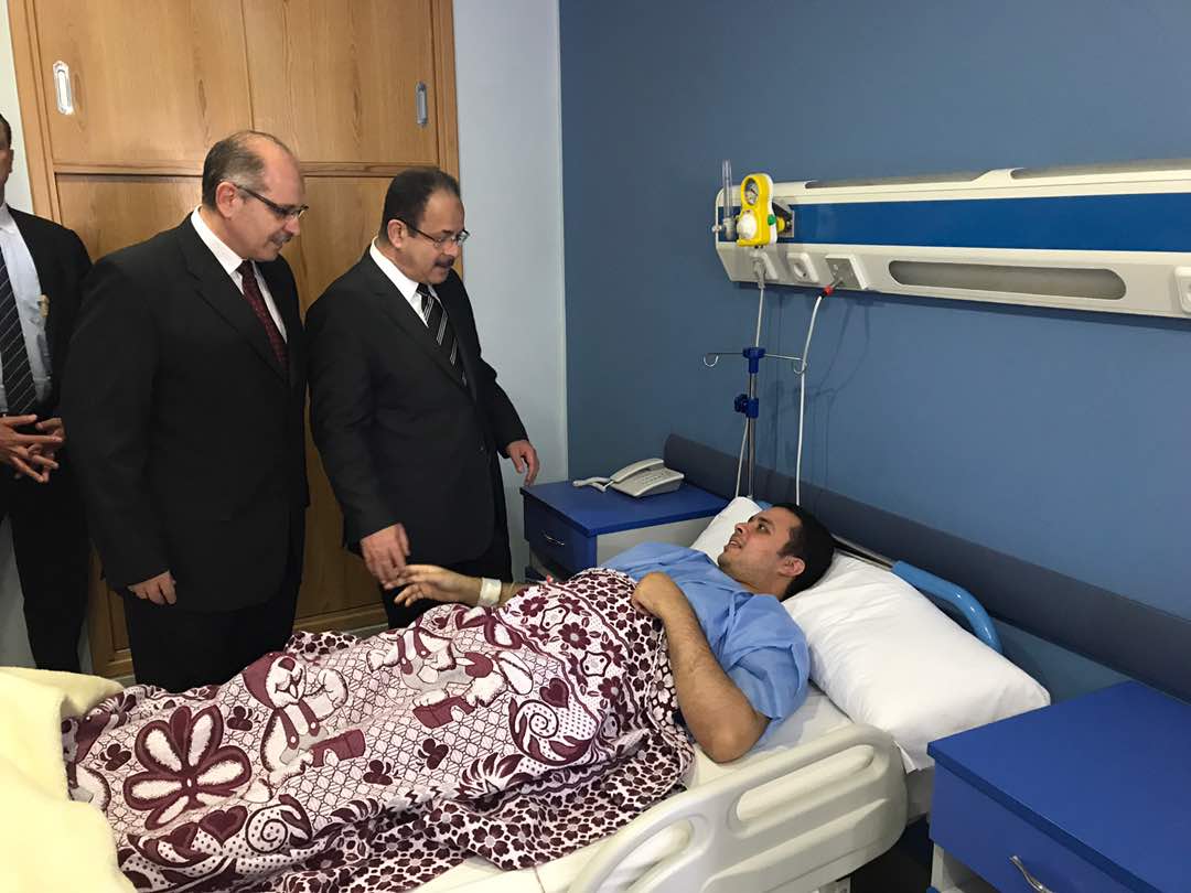 وزير الداخلية يزور مصابى الشرطة