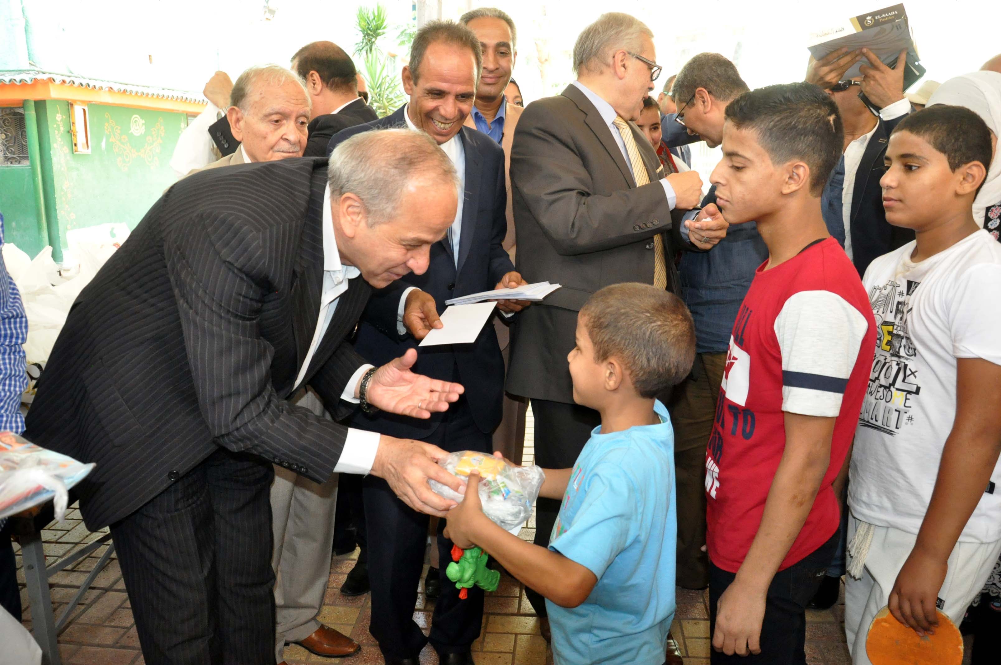 محافظ القليوبية يزور مؤسسة الايتام ودار المسنيين ليشاركهم فرحة العيد