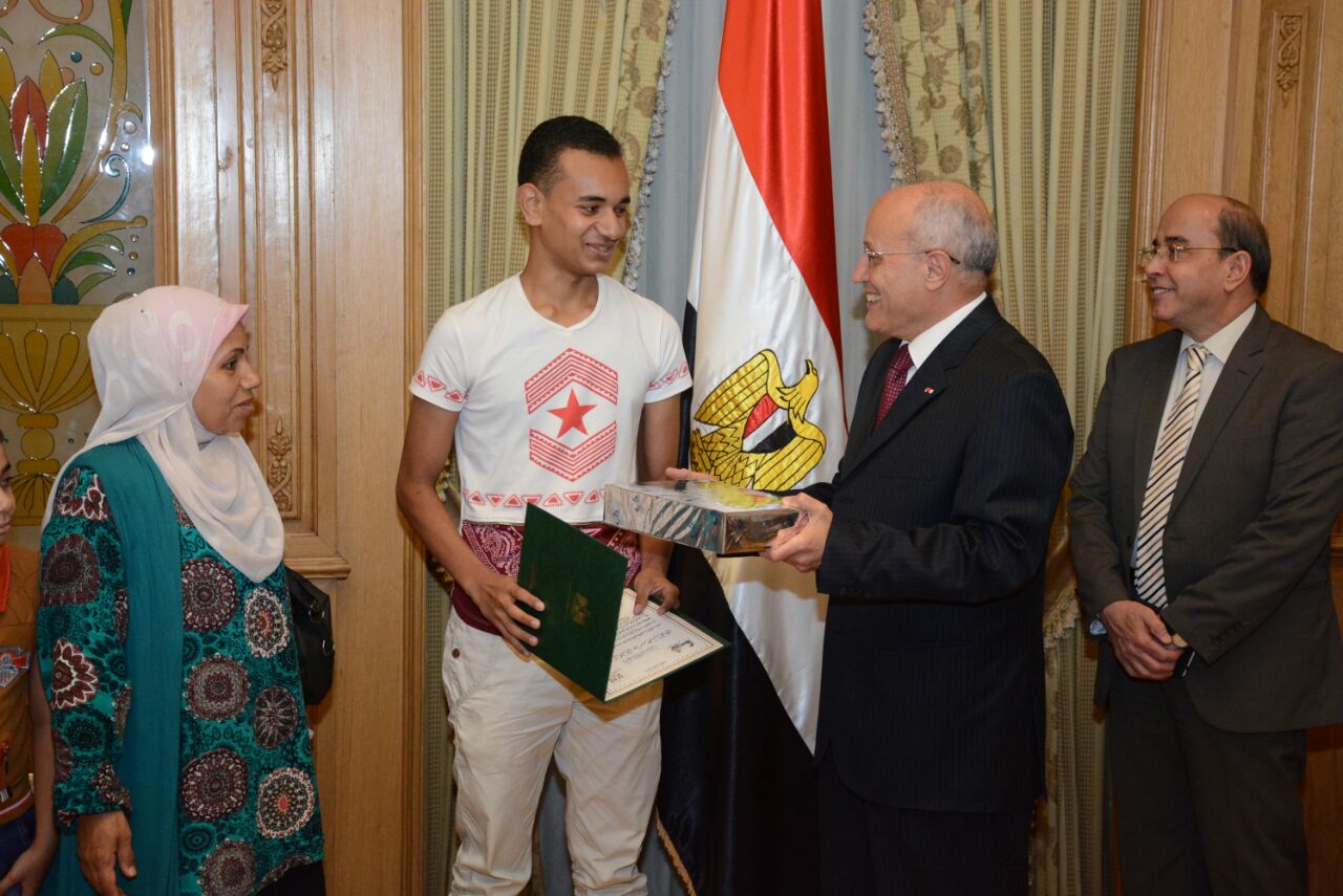 العصار يكرم الأول على مستوى الجمهورية من المدرسة الفنية الثانوية للإنتاج الحربي