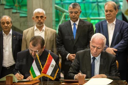 وفدا حماس وفتح يوقعان اتفاق المصالحة تصوير ابراهيم عزت