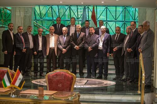 وفدا حماس وفتح يوقعان اتفاق المصالحة تصوير ابراهيم عزت