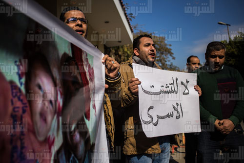 المغتربون بمسابقة الـ30 ألف معلم يحتجون أمام «التعليم» للمطالبة بالعودة لمحافظتهم - تصوير ابراهيم عزت