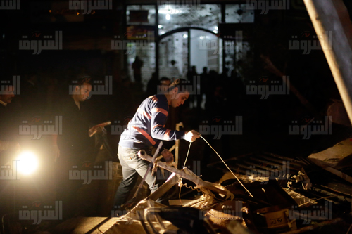 أهالي العقار المنهار يبحثون عن متعلقاتهم- تصوير: إبراهيم عزت