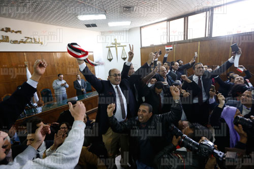 احتفالات الحضور بمجلس الدولة عقب حكم المحكمة الإدارية العليا ببطلان التنازل عن جزيرتي «تيران وصنافير» للسعودية - تصوير: رافي شاكر وإبراهيم عزت