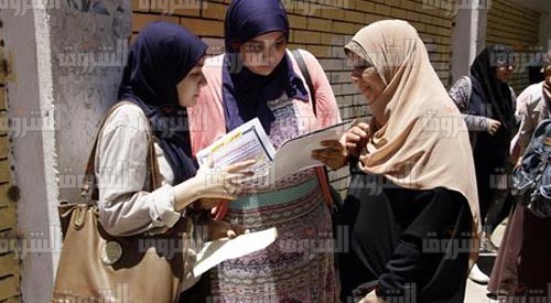 طلاب الثانوية العامة يؤدون امتحان الكيمياء والفلسفة والمنطق - تصوير: أحمد عبدالفتاح