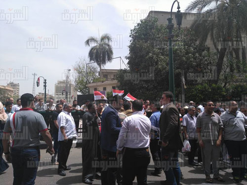 مواطنون يرفعون لافتات معادية للصحفيين أمام النقابة- تصوير هدير الحضري