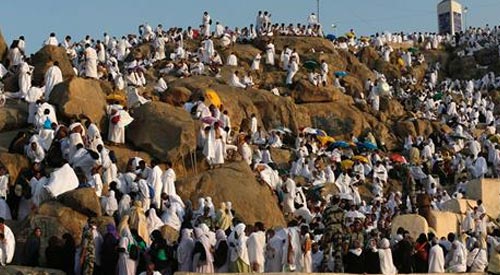 توافد حجاج بيت الله الحرام إلى جبل عرفات