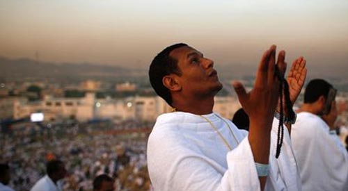 توافد حجاج بيت الله الحرام إلى جبل عرفات