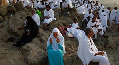 توافد حجاج بيت الله الحرام إلى جبل عرفات