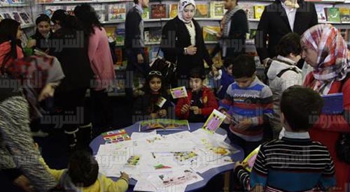 إقبال شديد على جناح دار ومكتبات «الشروق» بمعرض الكتاب - تصوير: أحمد عبدالفتاح