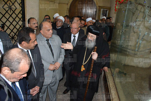 محافظ الدقهلية والأنبا بيشوى أثناء تقديم واجب العزاء تصوير نعمان سمير