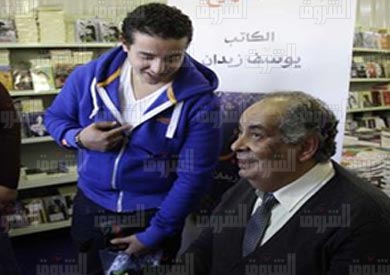 حفل توقيع «يوسف زيدان» في معرض الكتاب - تصوير: أحمد عبدالفتاح