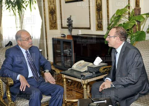 رئيس الوزراء خلال لقائه مع محافظ بني سويف شريف حبيب