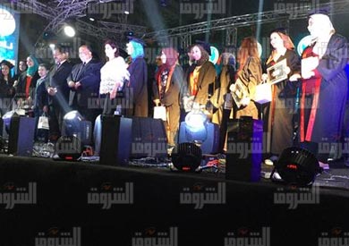 محافظ الدقهلية ومدير الأمن أثناء تكريم أهالي الشهداء والمصابين والمتفوقين - تصوير: نعمان سمير