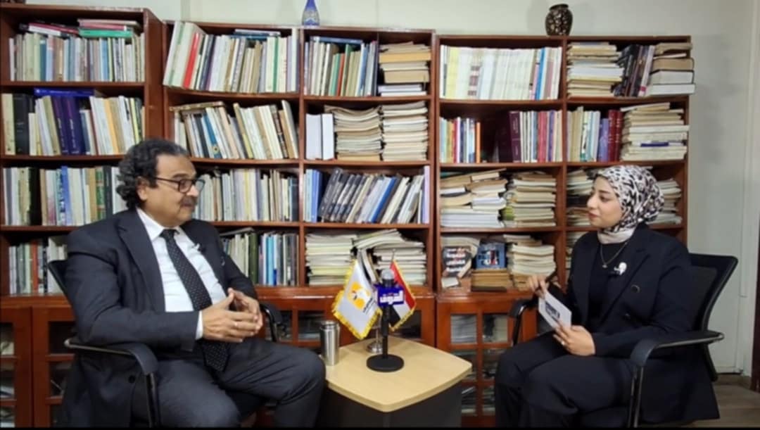 محررة الشروق خلال استماعها لحديث فريد زهران