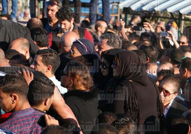 لحظة دفن جثمان محمود عبد العزي