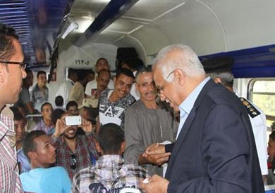 وزير النقل يسافر "غير مكيف" من القاهرة لبني سويف