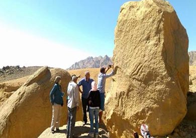 اللجنه اثناء معاينة الاكتشاف