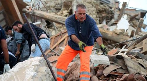 استمرار عمليات الإنقاذ والبحث عن الضحايا والمفقودين جراء زلزال قوي ضرب وسط إيطاليا - «أ.ف.ب»
