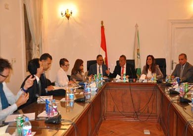 محافظ الجيزة يبحث مع الوكالة الفرنسية للتنمية تطوير شمال إمبابة