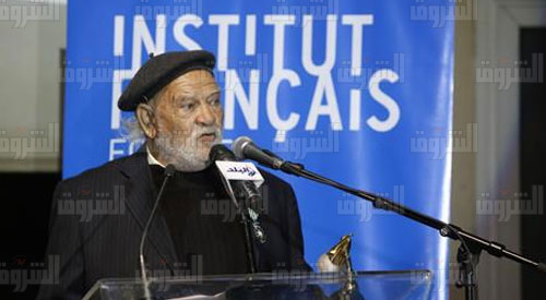 منح رمسيس مرزوق وسام فارس للفنون والأدب بـ«الثقافي الفرنسي» - تصوير: إبراهيم عزت