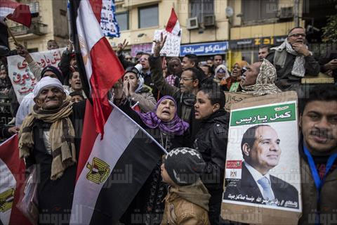 مواطنون يوزعون الورود على الأمن في ميدان التحرير احتفالا بـ25 يناير وعيد الشرطة- تصوير روجيه أنيس