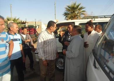 رئيس مركز الداخلة يتابع التزام السائقين بالأجرة الجديدة