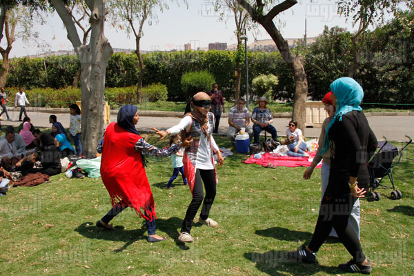 احتفالات المصريين بعيد شم النسيم في حديقة الأزهر - تصوير : لبنى طارق