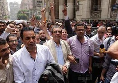 نقيب الصحفيين يحيى قلاش بعد تأجيل محاكمته- تصوير رافي شاكر