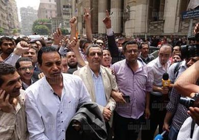 نقيب الصحفيين يحيى قلاش بعد تأجيل محاكمته- تصوير رافي شاكر