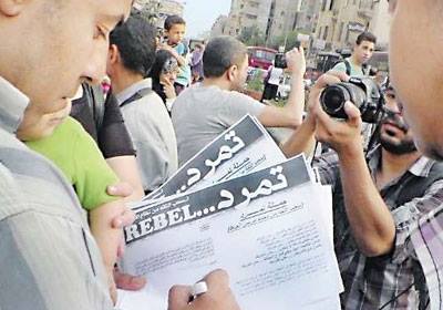 مواطنون يوقعون على حملة تمرد