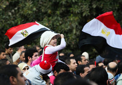هل كان المجلس العسكري محايداً عندما ترك فئة مسلحة تعتدي على فئة مسالمة في موقعة الجمل أم كان ساكتاً عن الحق؟ 