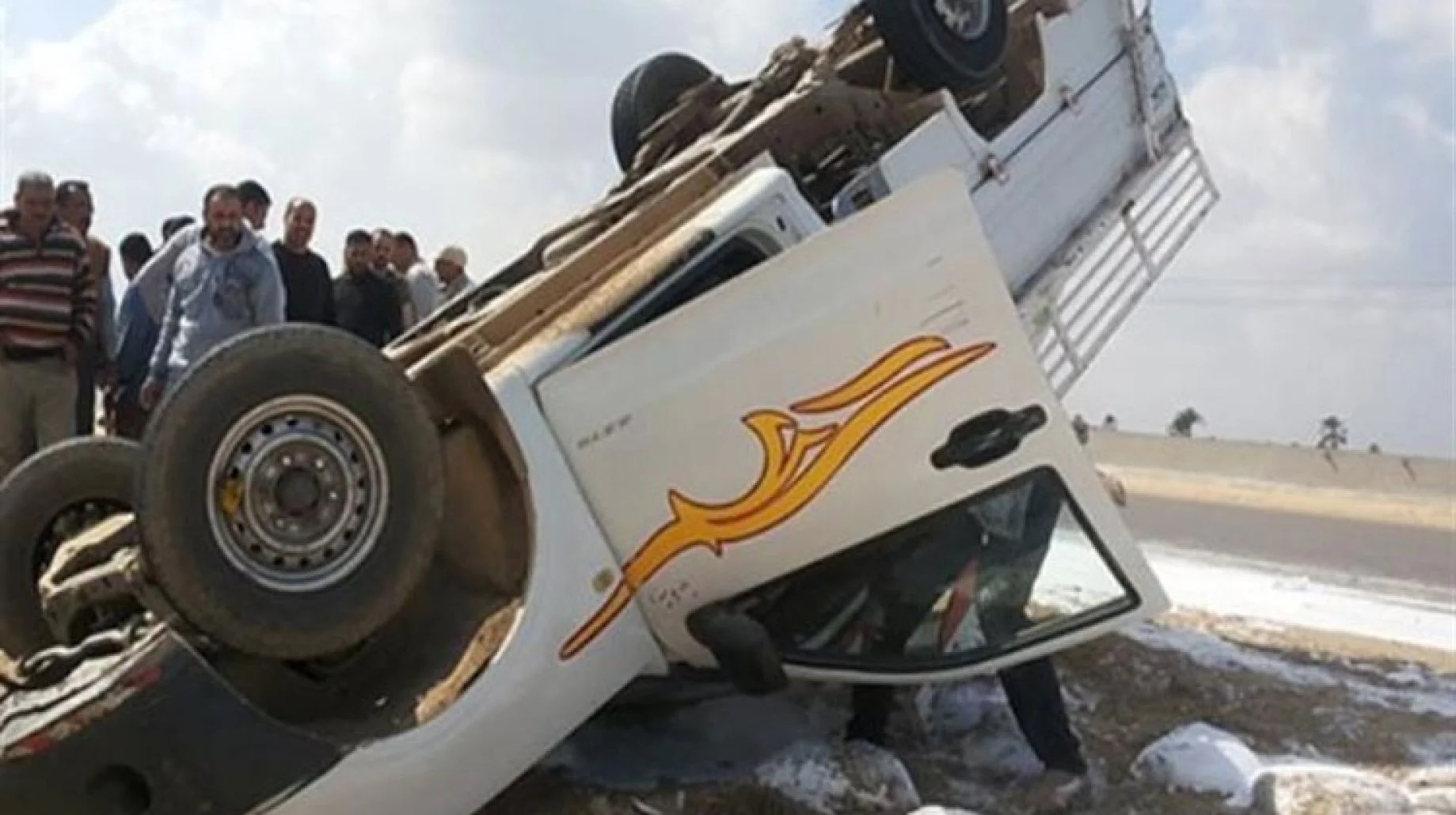 إصابة 10 أشخاص في حادث انقلاب سيارة ربع نقل بالصف - بوابة الشروق - نسخة  الموبايل