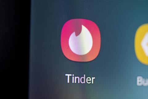 افضل الطبيقات للتعرف على روسيات جميلات - مميزات تطبيق Tinder