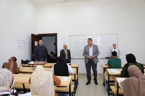 رئيس جامعة بني سويف ي assured توفير بيئة مستقره لاختبارات نهاية العام