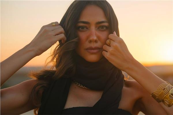 هند عبدالحليم تطرح فيديو كليب «مَن أنا؟» تجربة غنائية جديدة بالعربية الفصحى