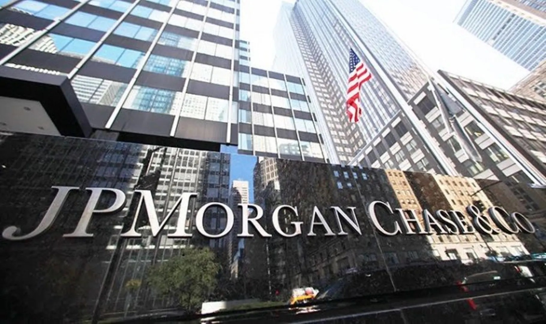 بنك «JPMorgan»: رفع الفائدة 50 نقطة يقلب الأسواق ويهز الاقتصاد