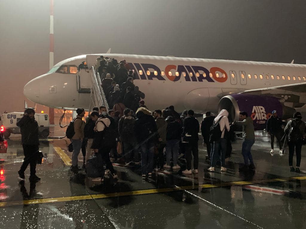 طالب عائد من أوكرانيا: وزارة الهجرة ساعدتنا في الرجوع إلى مصر.. رومانيا  وفرت لنا طعام وسكن - بوابة الشروق - نسخة الموبايل