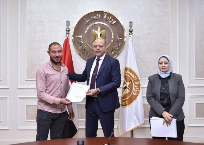 وزير العمل يسلم مجموعة من الشباب عقودًا للعمل في الإمارات