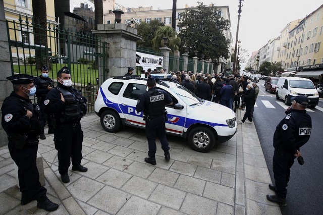 فرنسا تعلن مقتل مسلح حاول إضرام النار بكنيس يهودي 
