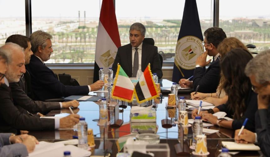 وزير السياحة يبحث مع سفير إيطاليا آليات التعاون بين البلدين في مجال السياحة والآثار