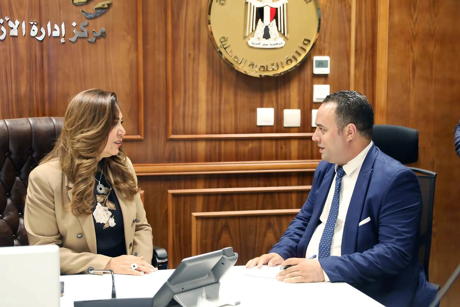 محرر الشروق خلال الحوار مع وزيرة التنمية المحلية