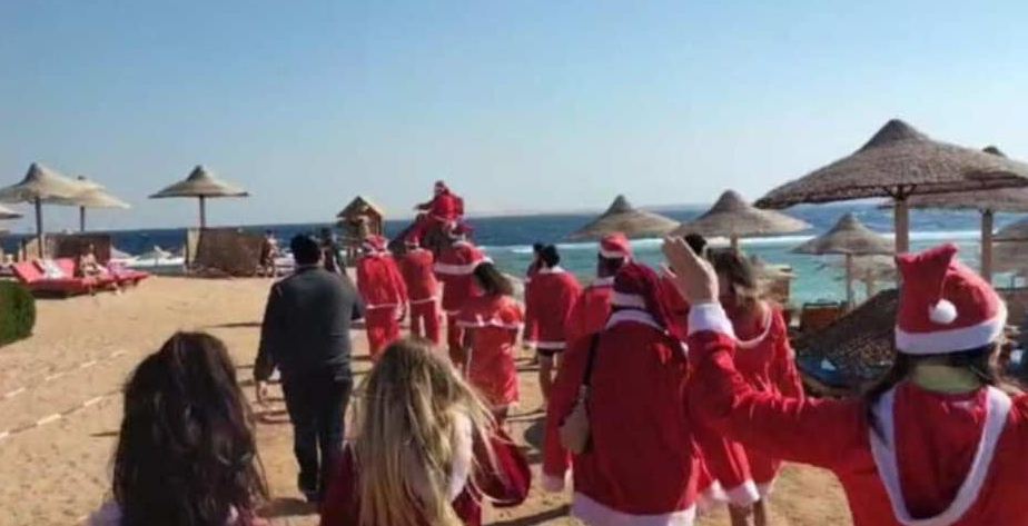 السائحون يواصلون الاحتفال بعيد الميلاد على شواطئ منتجعات شرم الشيخ 