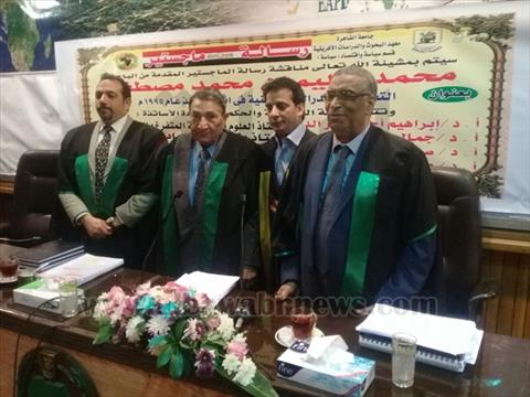 الباحث محمد سليمان خلال مناقشة الرسالة